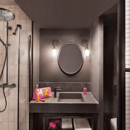 Moxy 3*