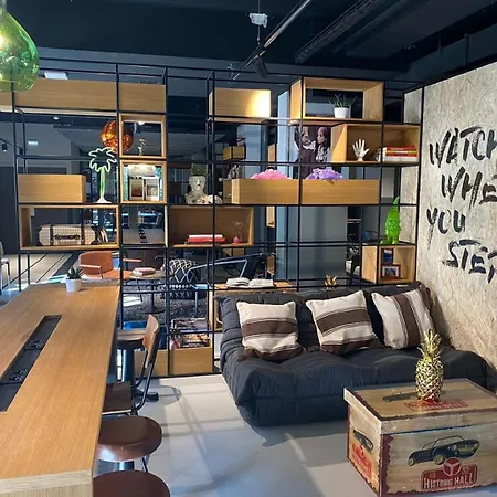 Moxy 3*
